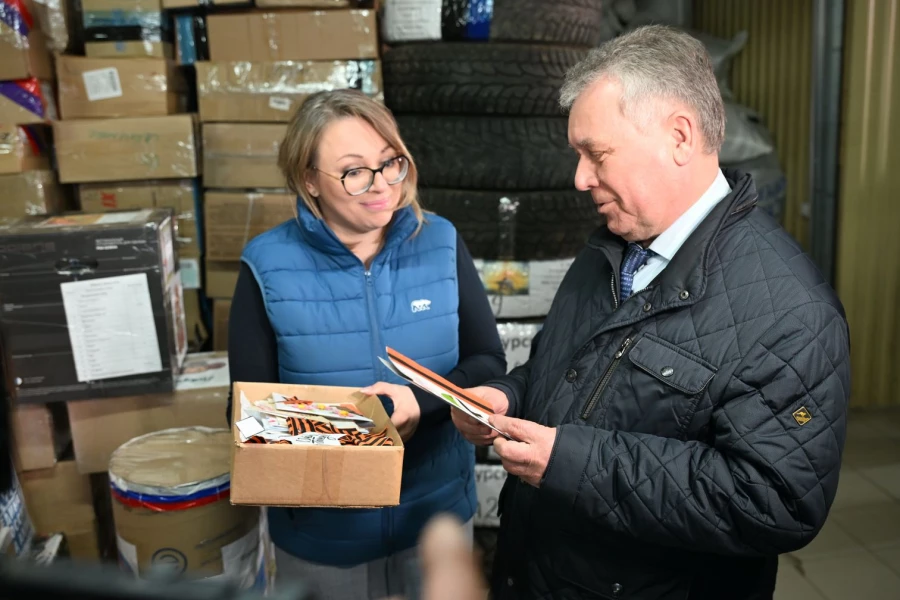 Погрузка гуманитарной колонны для мирных жителей и военнослужащих в Курской, Белгородской, Запорожской областях, ЛНР и ДНР.