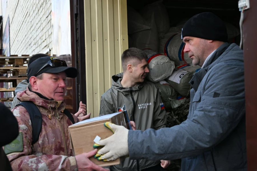 Погрузка гуманитарной колонны для мирных жителей и военнослужащих в Курской, Белгородской, Запорожской областях, ЛНР и ДНР.