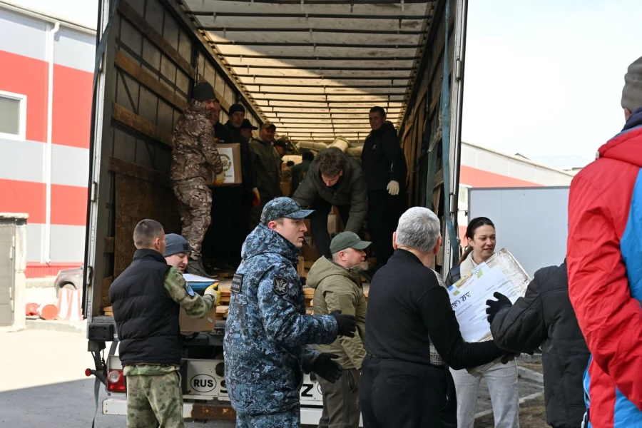 Погрузка гуманитарной колонны для мирных жителей и военнослужащих в Курской, Белгородской, Запорожской областях, ЛНР и ДНР.