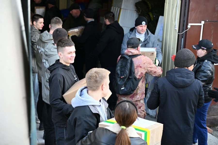 Погрузка гуманитарной колонны для мирных жителей и военнослужащих в Курской, Белгородской, Запорожской областях, ЛНР и ДНР.