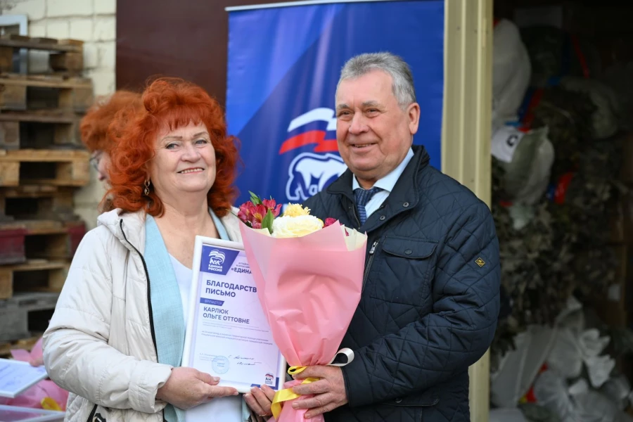 Погрузка гуманитарной колонны для мирных жителей и военнослужащих в Курской, Белгородской, Запорожской областях, ЛНР и ДНР.