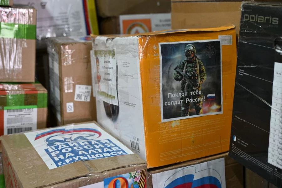 Погрузка гуманитарной колонны для мирных жителей и военнослужащих в Курской, Белгородской, Запорожской областях, ЛНР и ДНР.