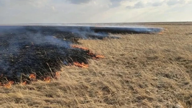 Возгорание сухой травы.