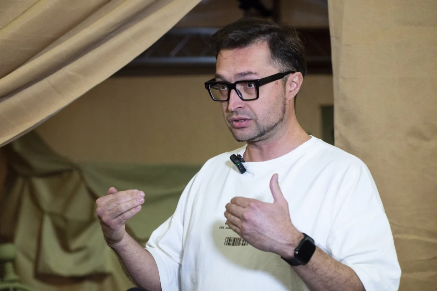 Репетиция «пещерного человека» в театре кукол