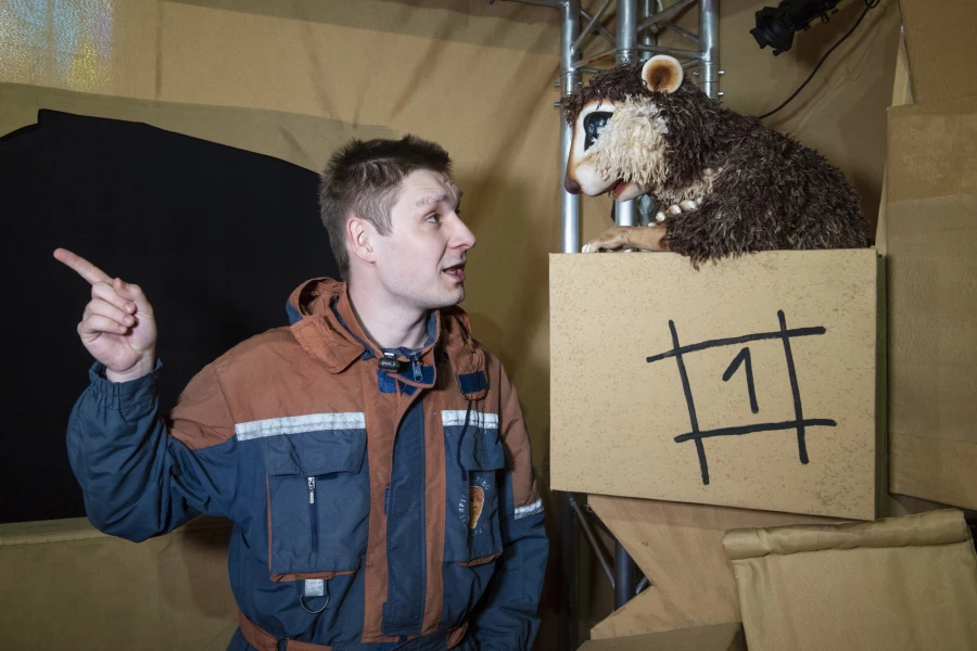 Репетиция «пещерного человека» в театре кукол