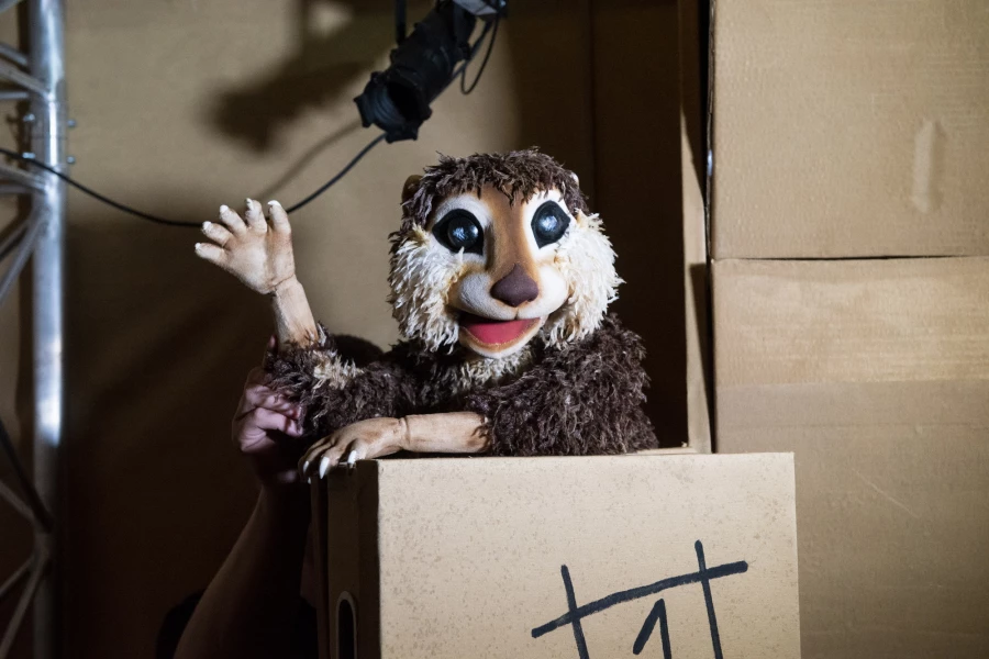 Репетиция «пещерного человека» в театре кукол