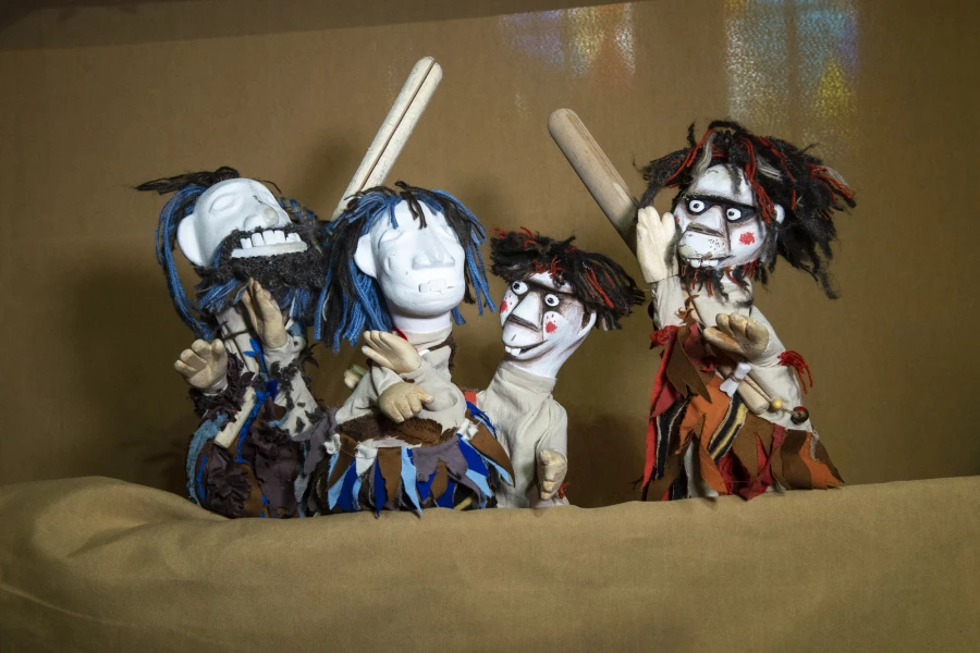 Репетиция «пещерного человека» в театре кукол