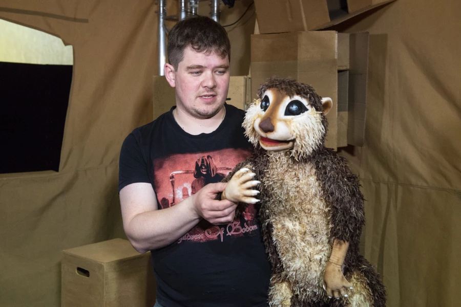 Репетиция «пещерного человека» в театре кукол