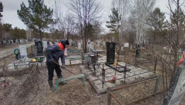 Уборка кладбищ в Барнауле.