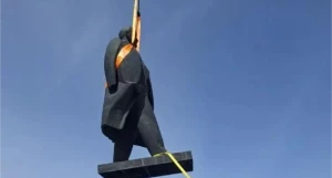 Заканчивают ремонт памятника Ленину на площади Советов.