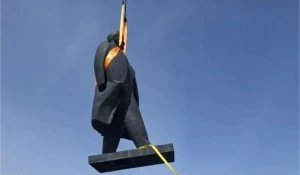 Заканчивают ремонт памятника Ленину на площади Советов.