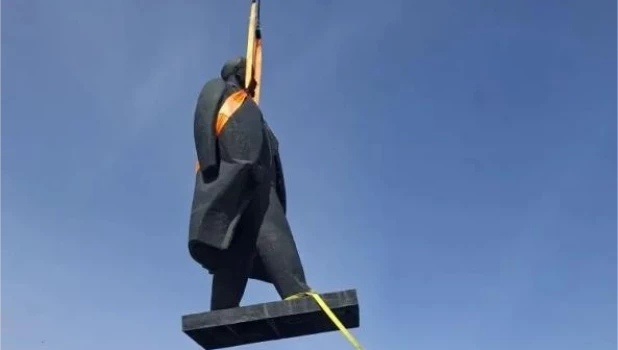 Заканчивают ремонт памятника Ленину на площади Советов.