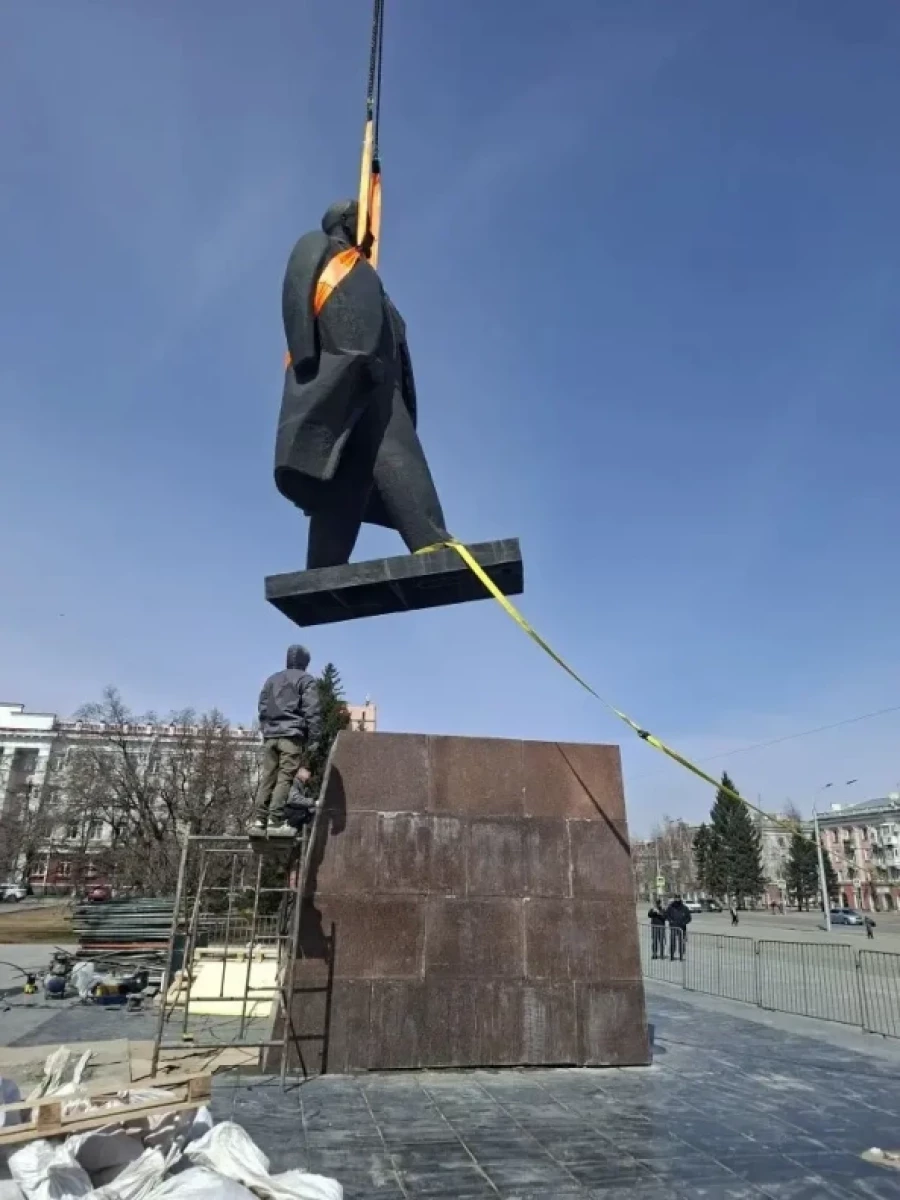 Заканчивают ремонт памятника Ленину на площади Советов.
