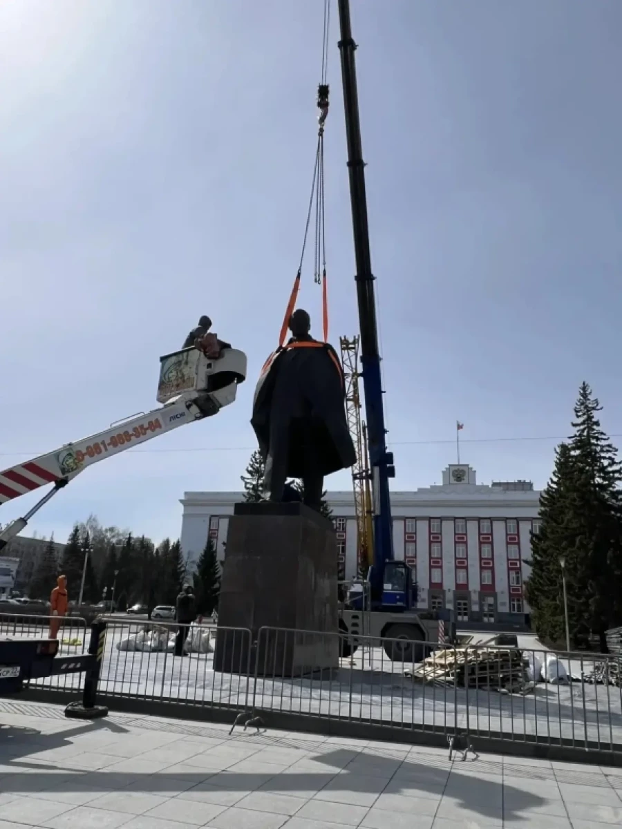 Заканчивают ремонт памятника Ленину на площади Советов.