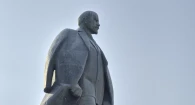 Статую Ленина вернули на постамент на площади Советов.