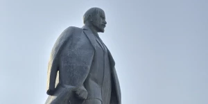 Статую Ленина вернули на постамент на площади Советов.