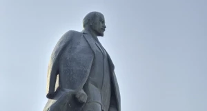 Статую Ленина вернули на постамент на площади Советов.