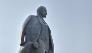 Статую Ленина вернули на постамент на площади Советов.
