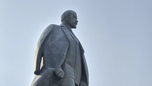 Статую Ленина вернули на постамент на площади Советов.