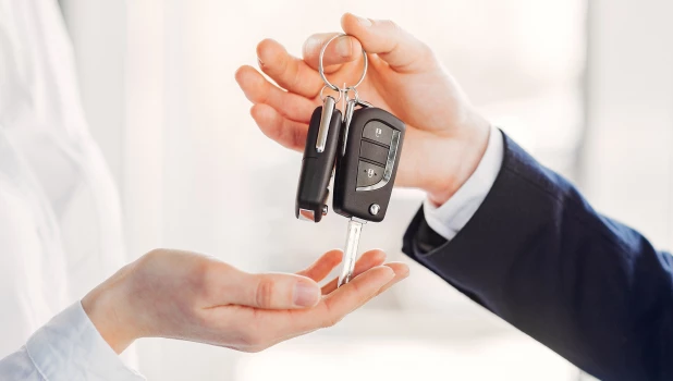 Покупка автомобиля, передача ключей.
