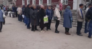 Очередь у входа в «Городскую поликлинику №9»