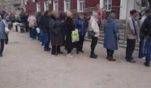 Очередь у входа в «Городскую поликлинику №9»