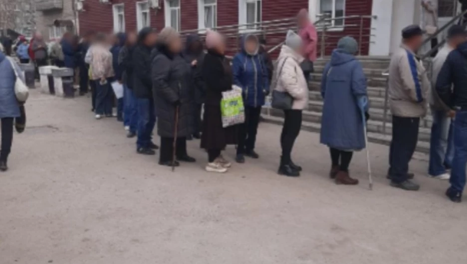 Очередь у входа в «Городскую поликлинику №9»