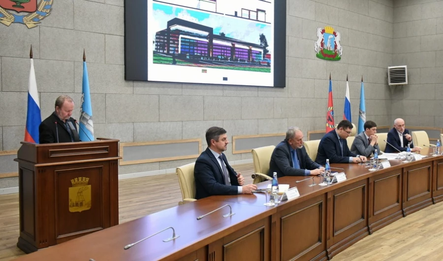 Владимир Золотов представляет проект на градостроительном совете. 