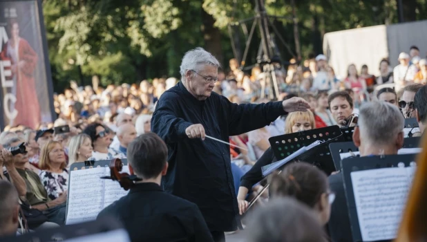 Сергей Стадлер на фестивале «Опера — всем!» летом 2025 года дирижировал оперой «Саломея».