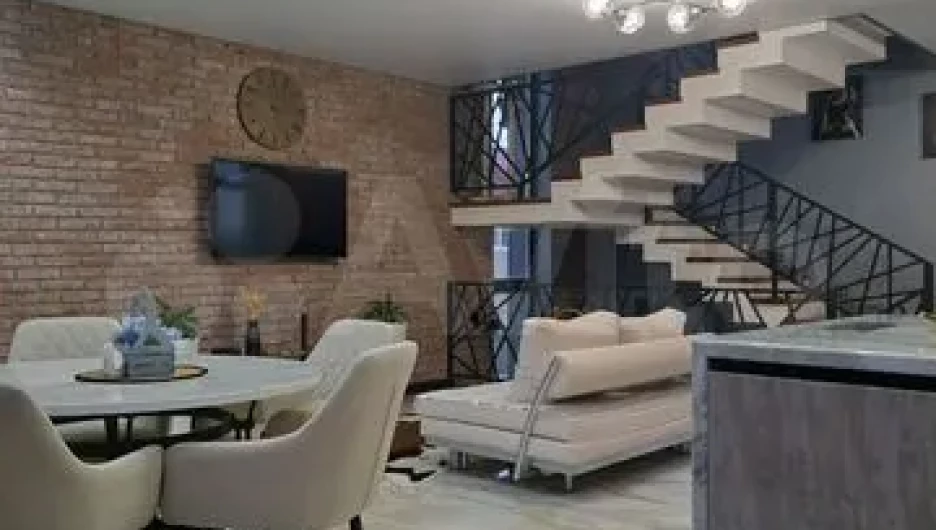 Таунхаус с пятиметровыми окнами в Барнауле.