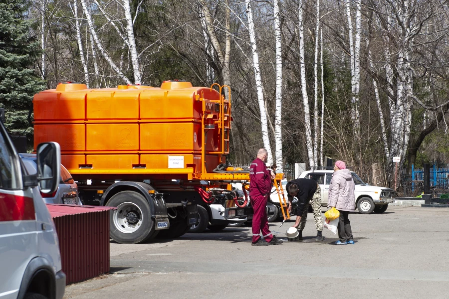 Власихинское кладбище в Родительский день, апрель 2026. 