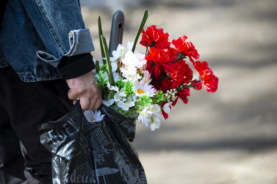 Цветы на кладбище. 