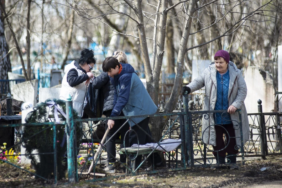 Власихинское кладбище в Родительский день, апрель 2026. 