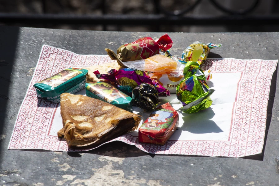 Угощение для усопших, кладбище. 