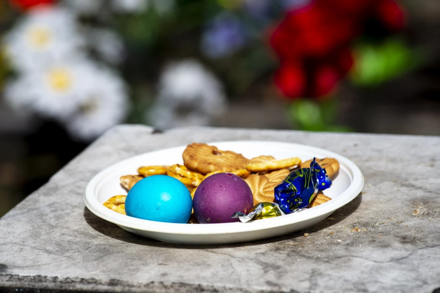 Угощение для усопших, кладбище. 