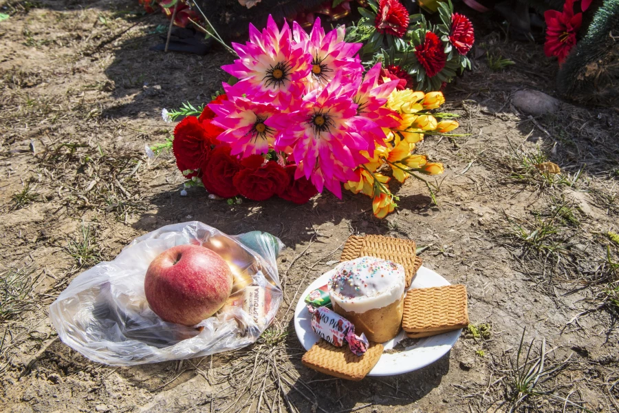 Угощения для усопших, кладбище. 