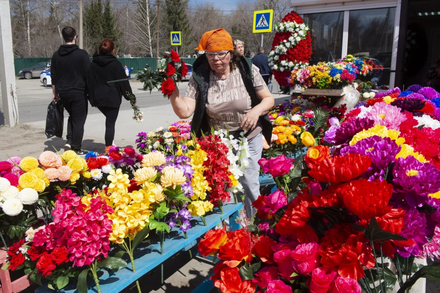 Власихинское кладбище в Родительский день, апрель 2026. 