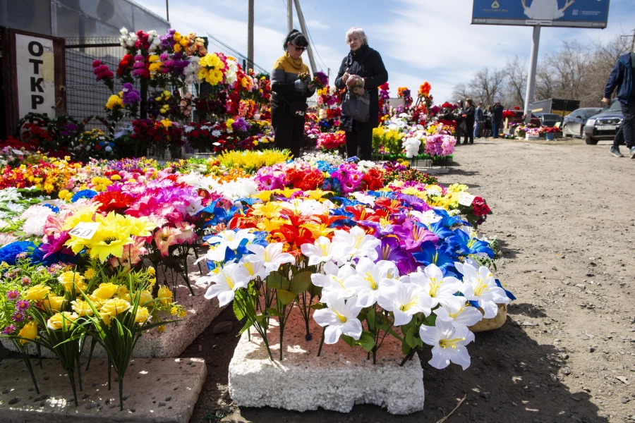 Власихинское кладбище в Родительский день, апрель 2026. 