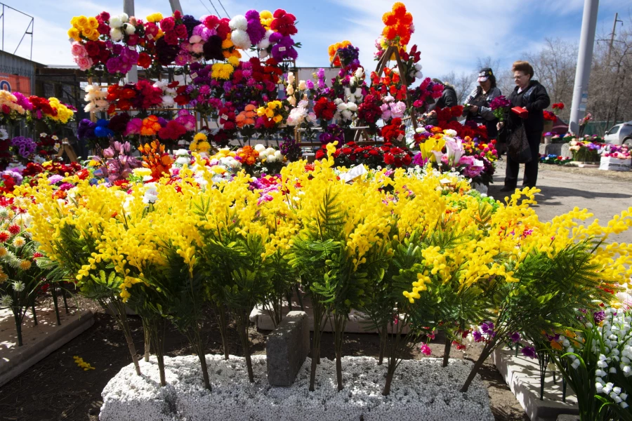 Власихинское кладбище в Родительский день, апрель 2026. 