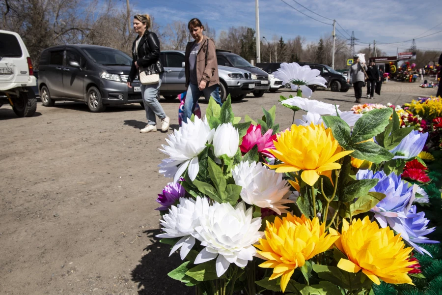 Власихинское кладбище в Родительский день, апрель 2026. 