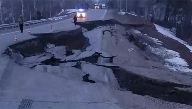 Обвалился участок дороги.
