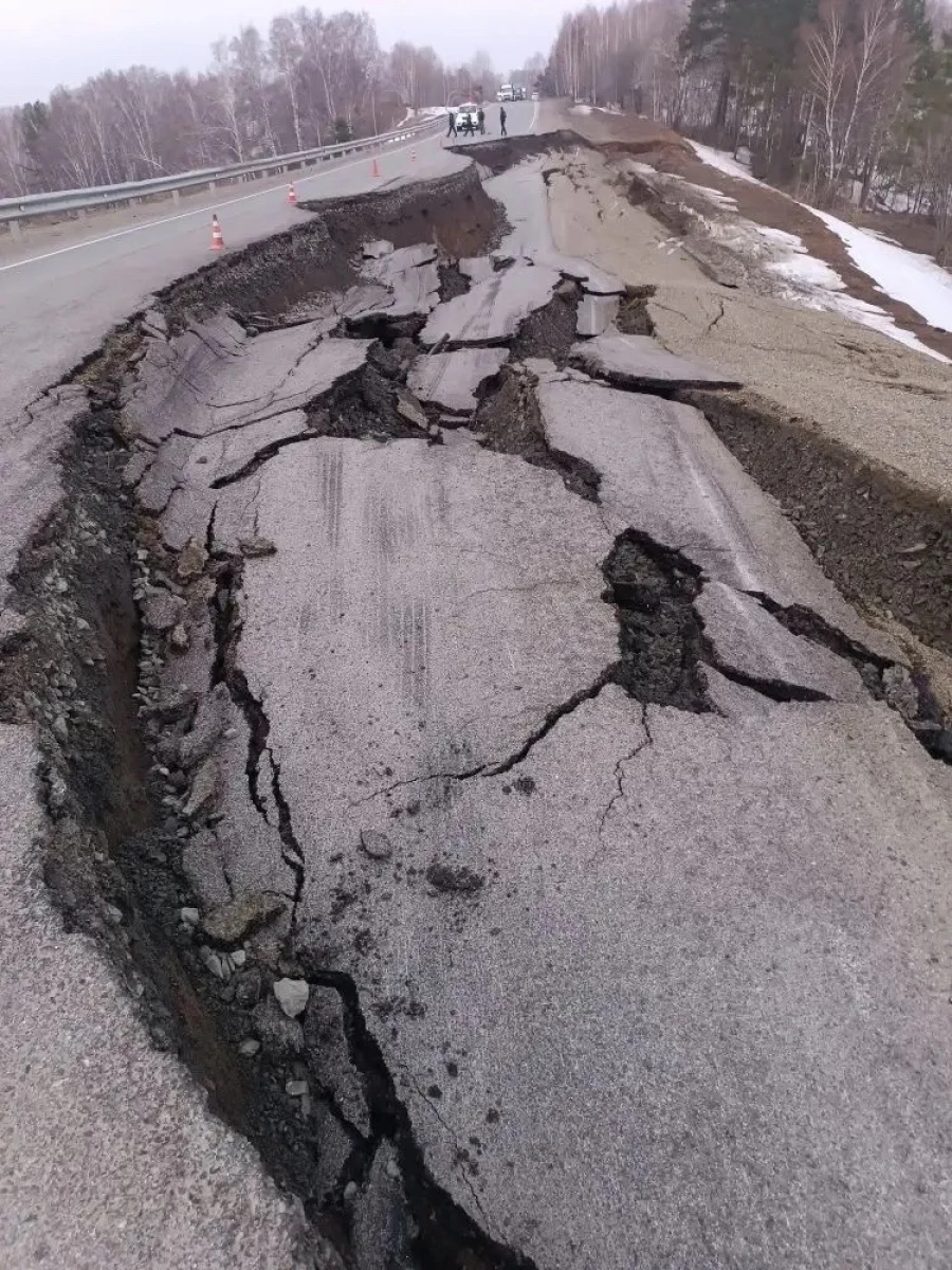 Обвалился участок дороги.