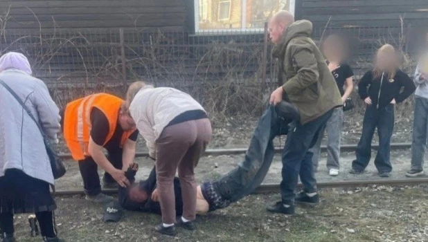 Спасение пьяного мужчины на трамвайных путях.