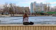 Лед тает на поверхности пруда в «Изумрудном» парке.