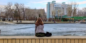 Лед тает на поверхности пруда в «Изумрудном» парке.