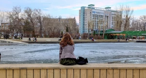 Лед тает на поверхности пруда в «Изумрудном» парке.