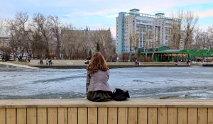 Лед тает на поверхности пруда в «Изумрудном» парке.
