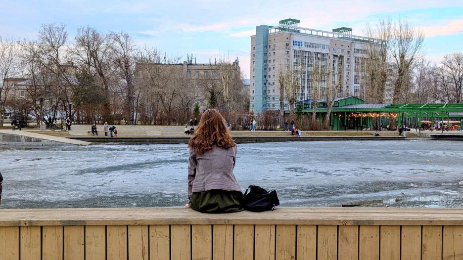 Лед тает на поверхности пруда в «Изумрудном» парке.