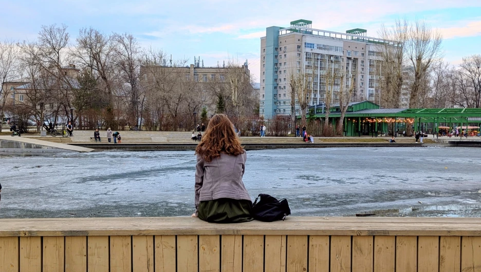 Лед тает на поверхности пруда в «Изумрудном» парке.