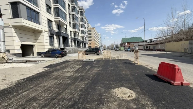 «Росводоканал Барнаул» восстанавливает благоустройство после осенне-зимнего периода 2025-2026 годов.